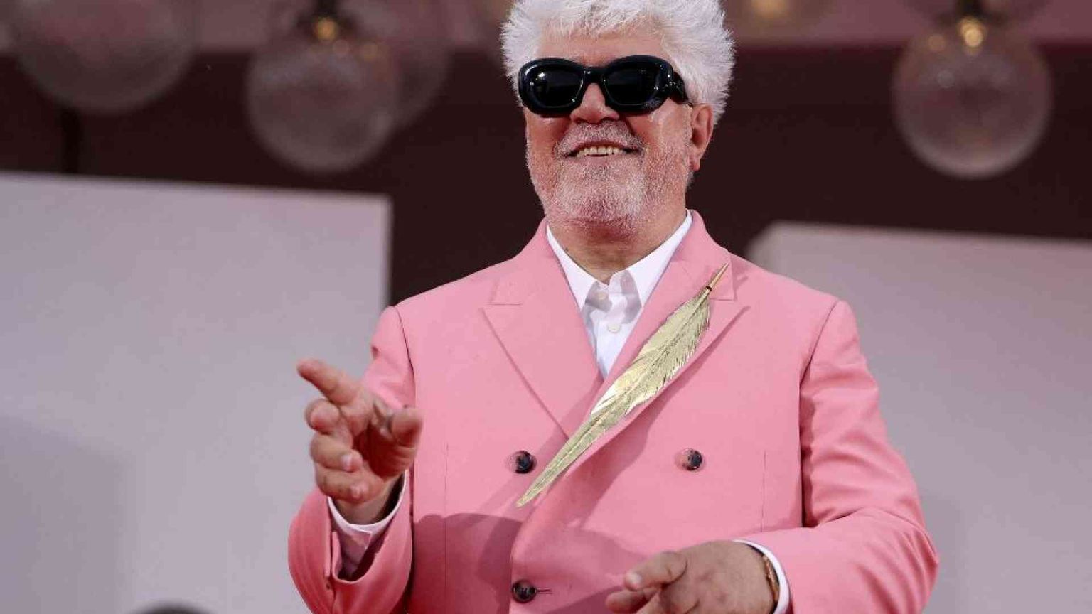 Lo spot patinato di Almodovar per l’eutanasia