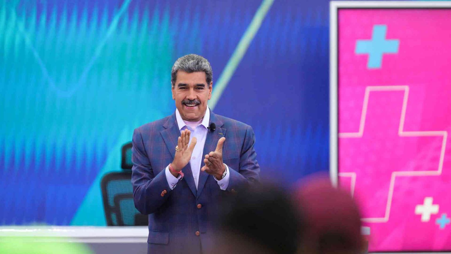 Maduro sposta il Natale al 1° ottobre. I vescovi: «Non si tocchino le feste»