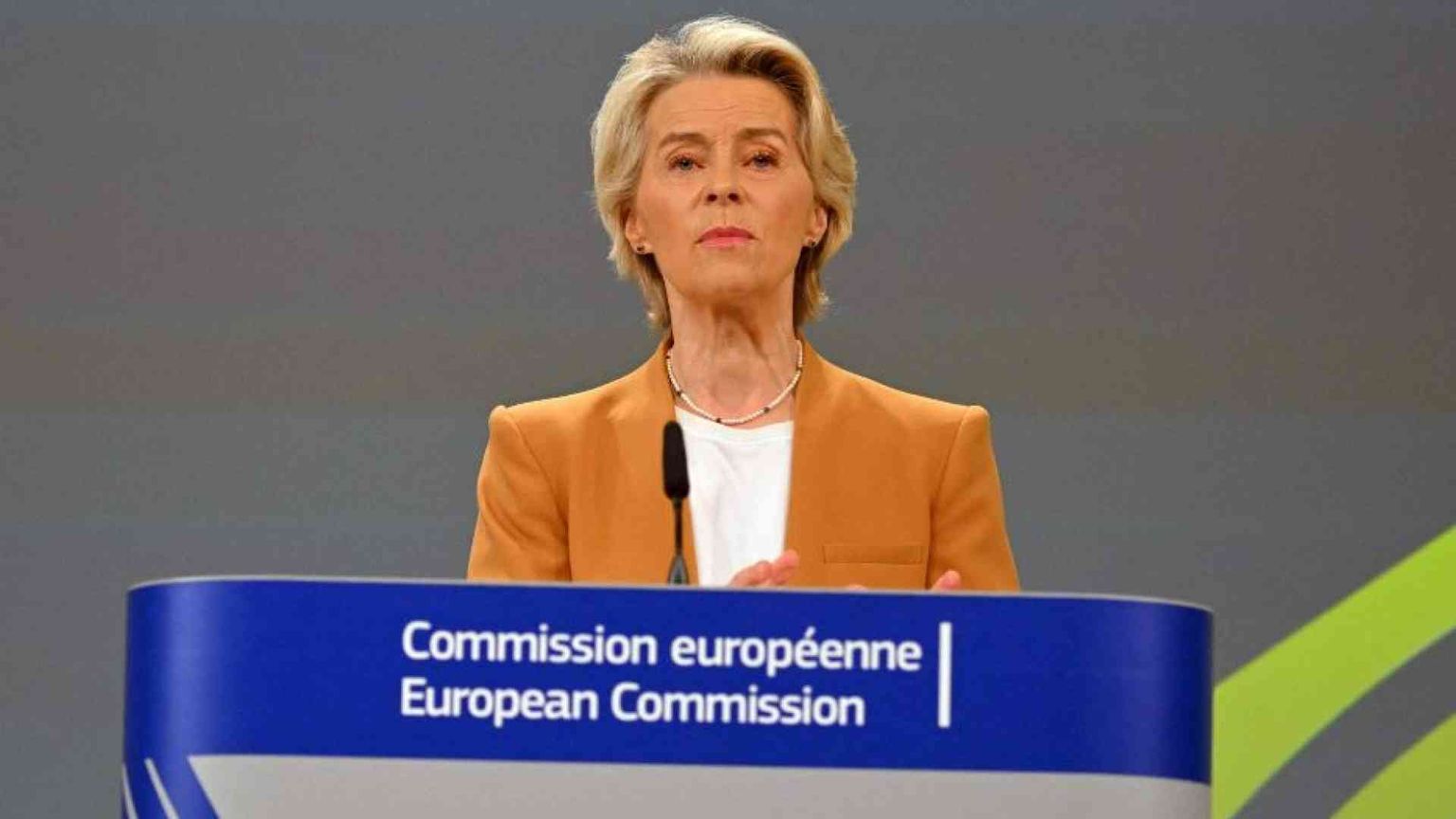 Commissione Ue, salgono le donne. Von der Leyen: «Determinata sulla parità»