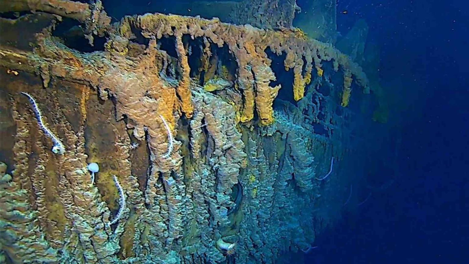 Il Titanic si consuma: sprofonda la ringhiera di Jack e Rose