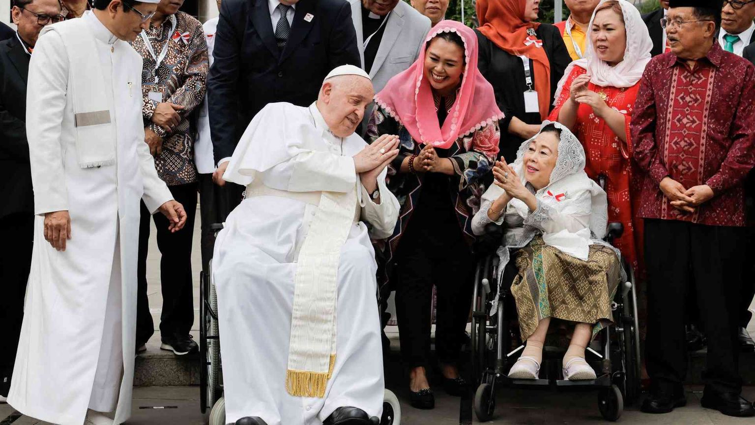 Il Papa in moschea: «Nessuno ceda a integralismo e violenza»