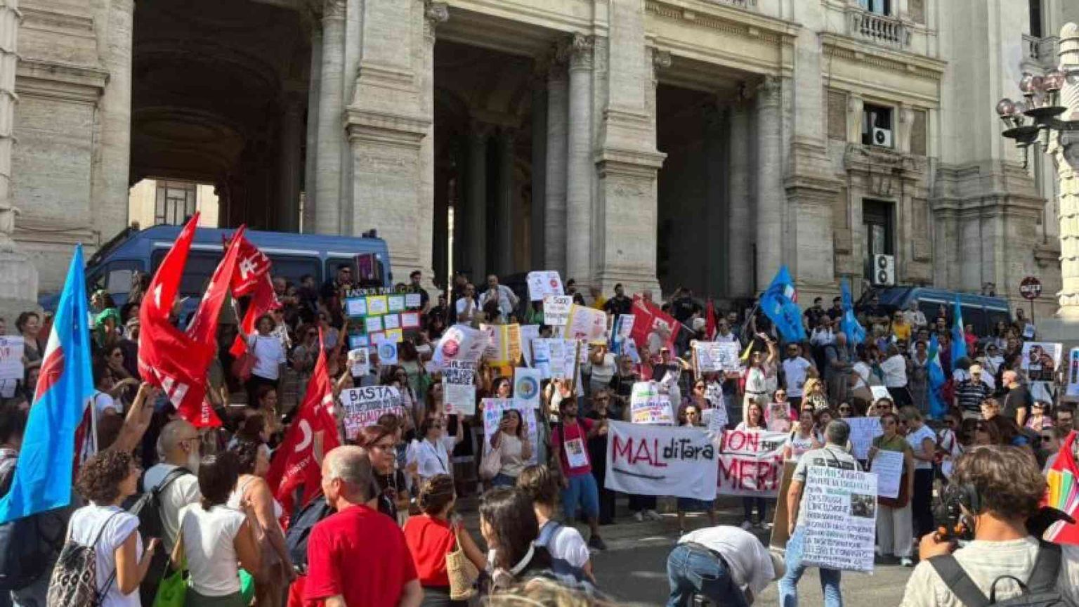 «Assumeremo 10mila docenti precari». Ma è ancora scontro su mense e palestre