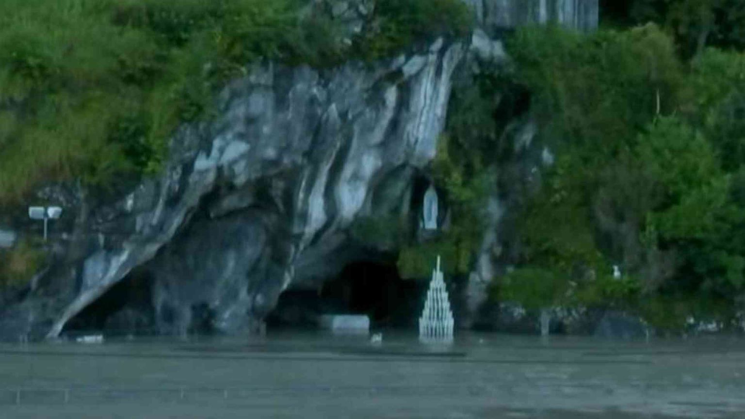 Allagato il santuario di Lourdes, chiusa la grotta