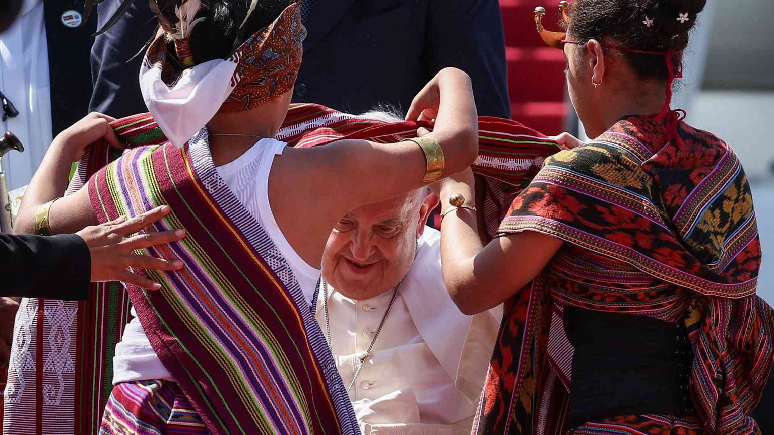 Il Papa atterrato a Dili. La folla festante lo accoglie