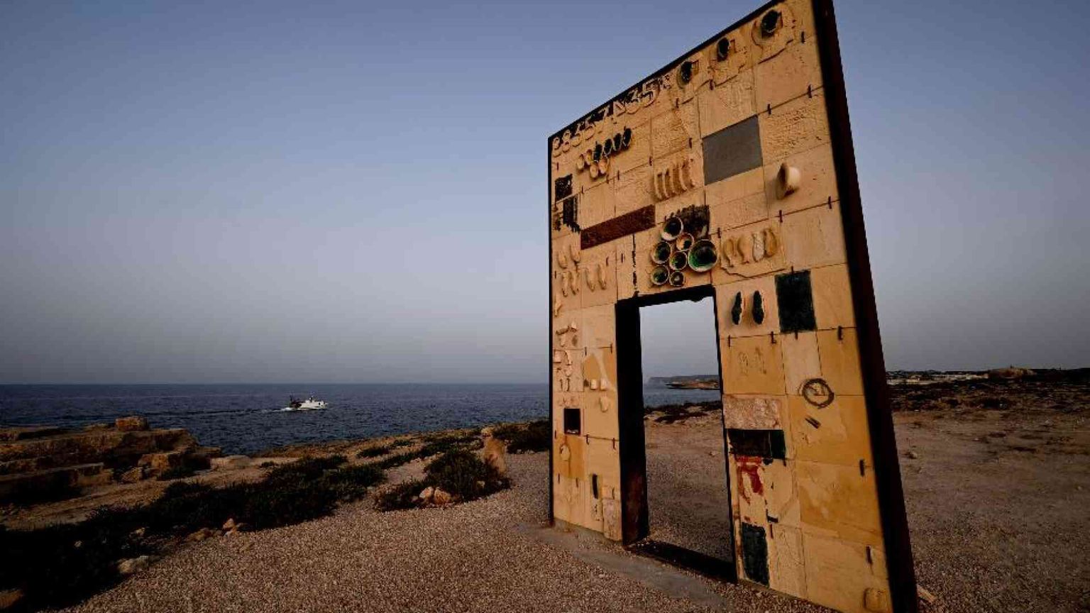 Lampedusa, l'isola che salva persone (e il turismo vola)