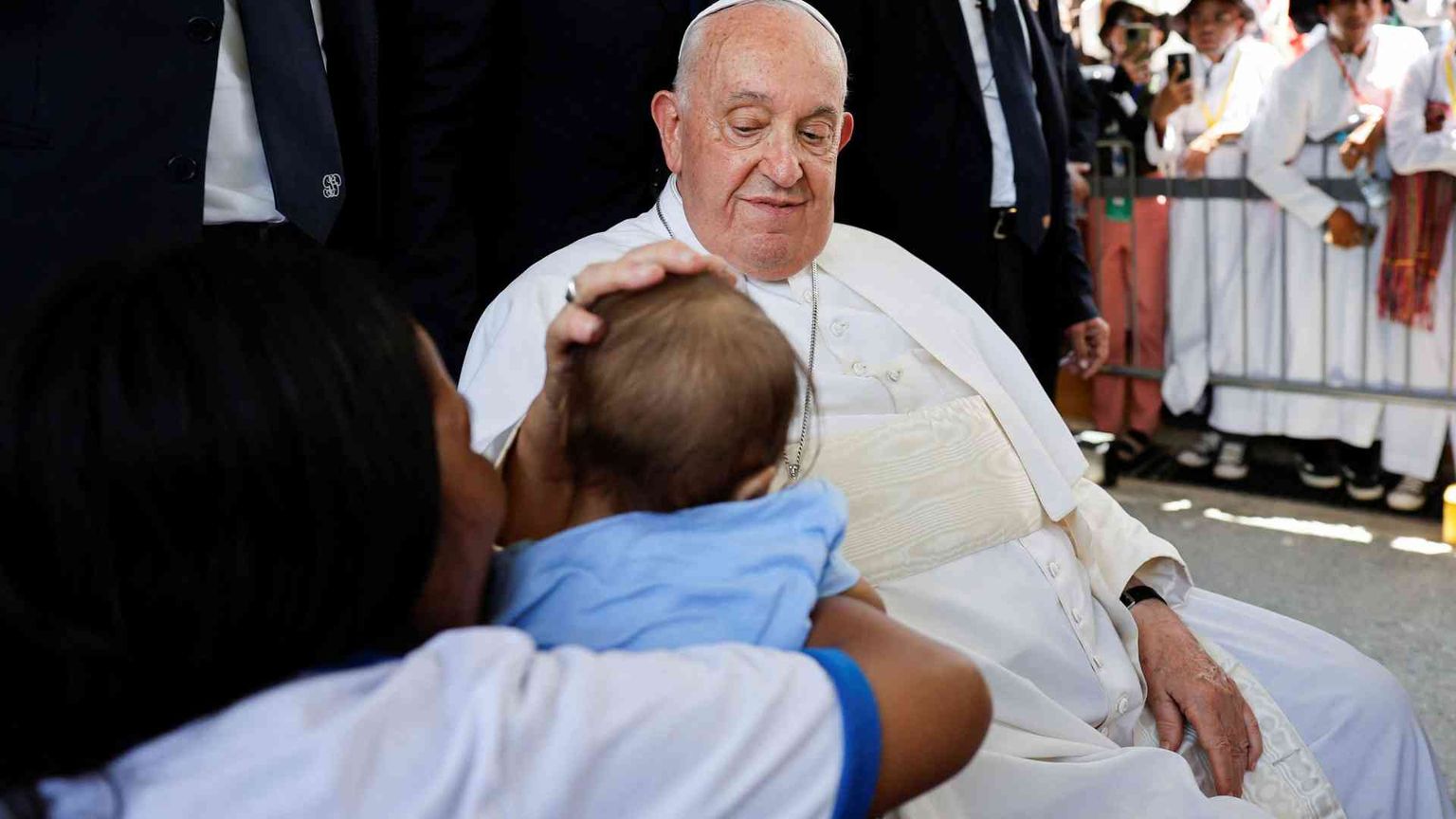 Il Papa: «Diffondete il profumo del Vangelo, a partire dai poveri»