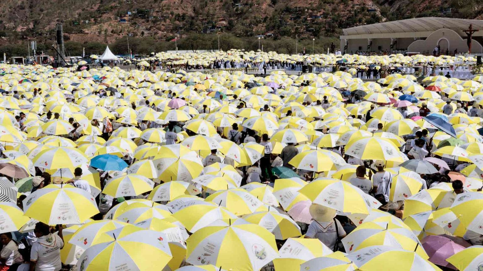 In 600mila alla messa del Papa. "Attenti a chi vuole cambiarvi la cultura"