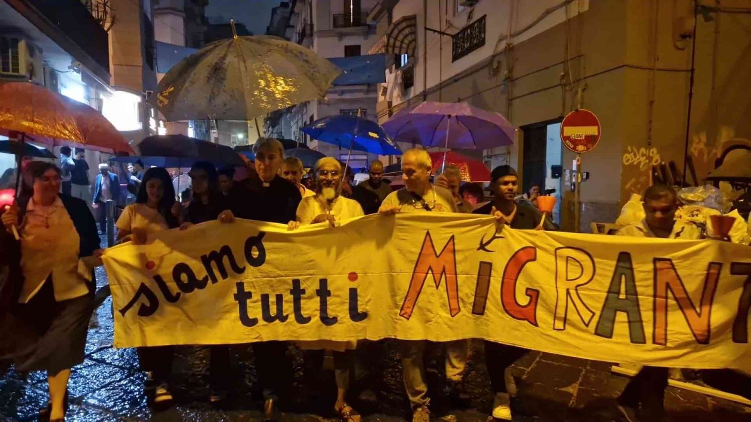 Napoli, la fiaccolata per i migranti morti dimenticati