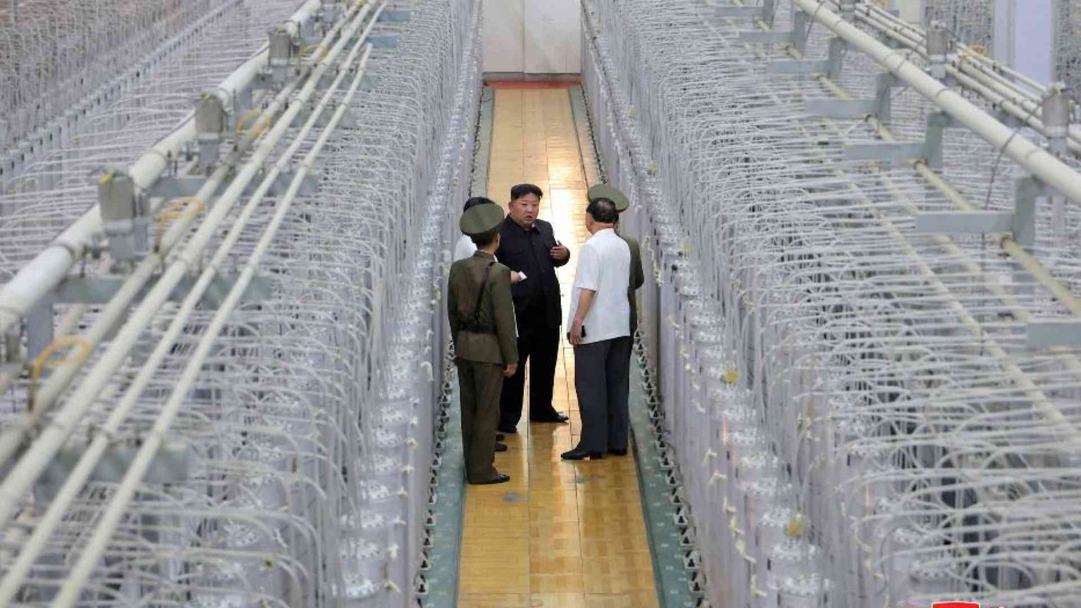 Kim svela per la prima volta gli impianti per arricchire l'uranio