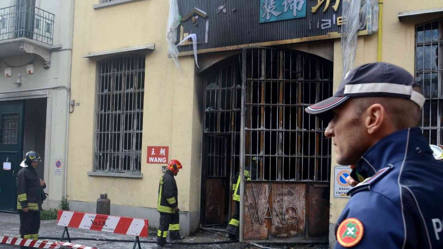 Rogo nel magazzino. Morti tre ragazzi cinesi