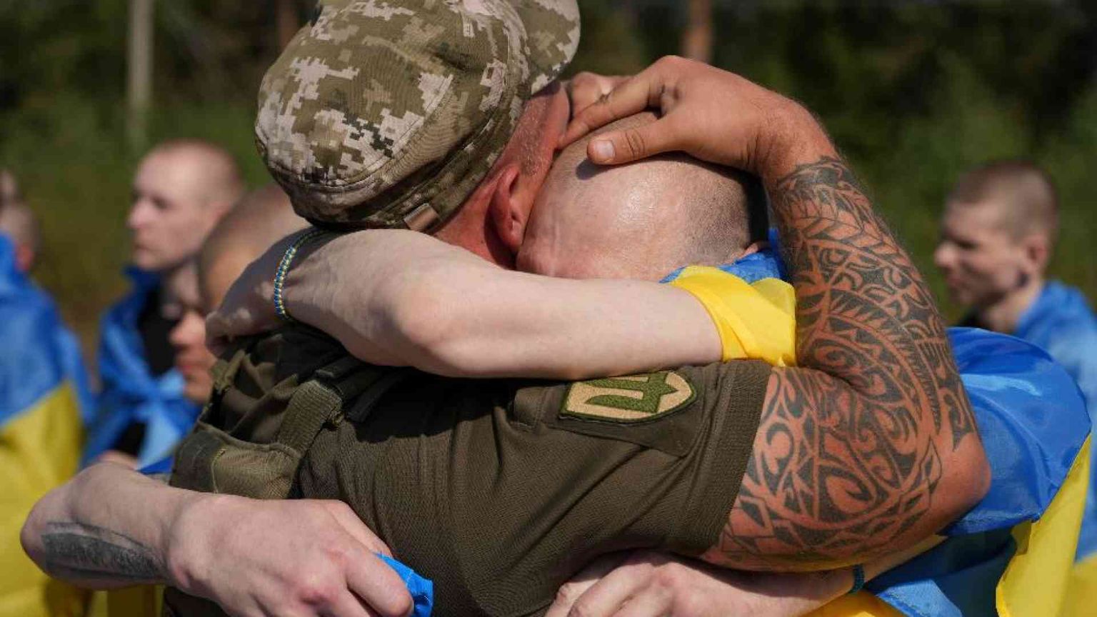 L'abbraccio al figlio perduto e ritrovato