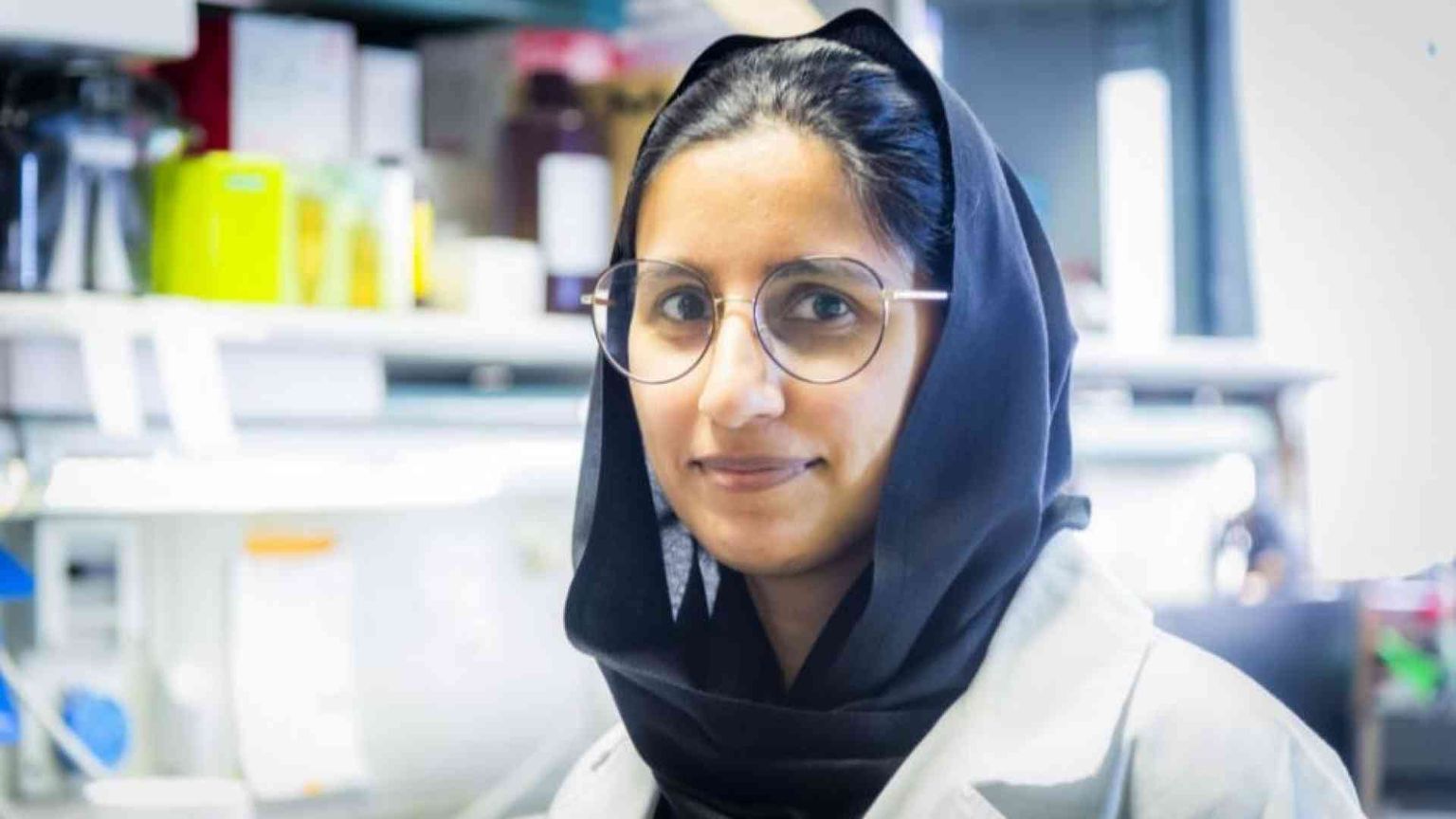 Parigina, pakistana e “milanese”: il viaggio di Attya Omer contro le leucemie