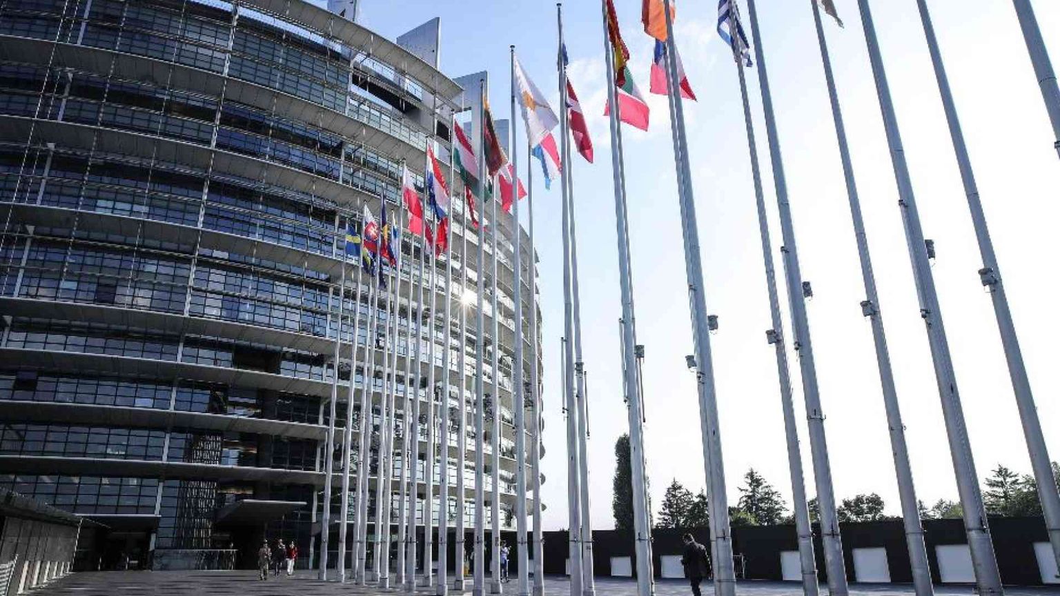 Armi senza limiti a Kiev: l'ira di Mosca, il “no” dell'Italia. E adesso?