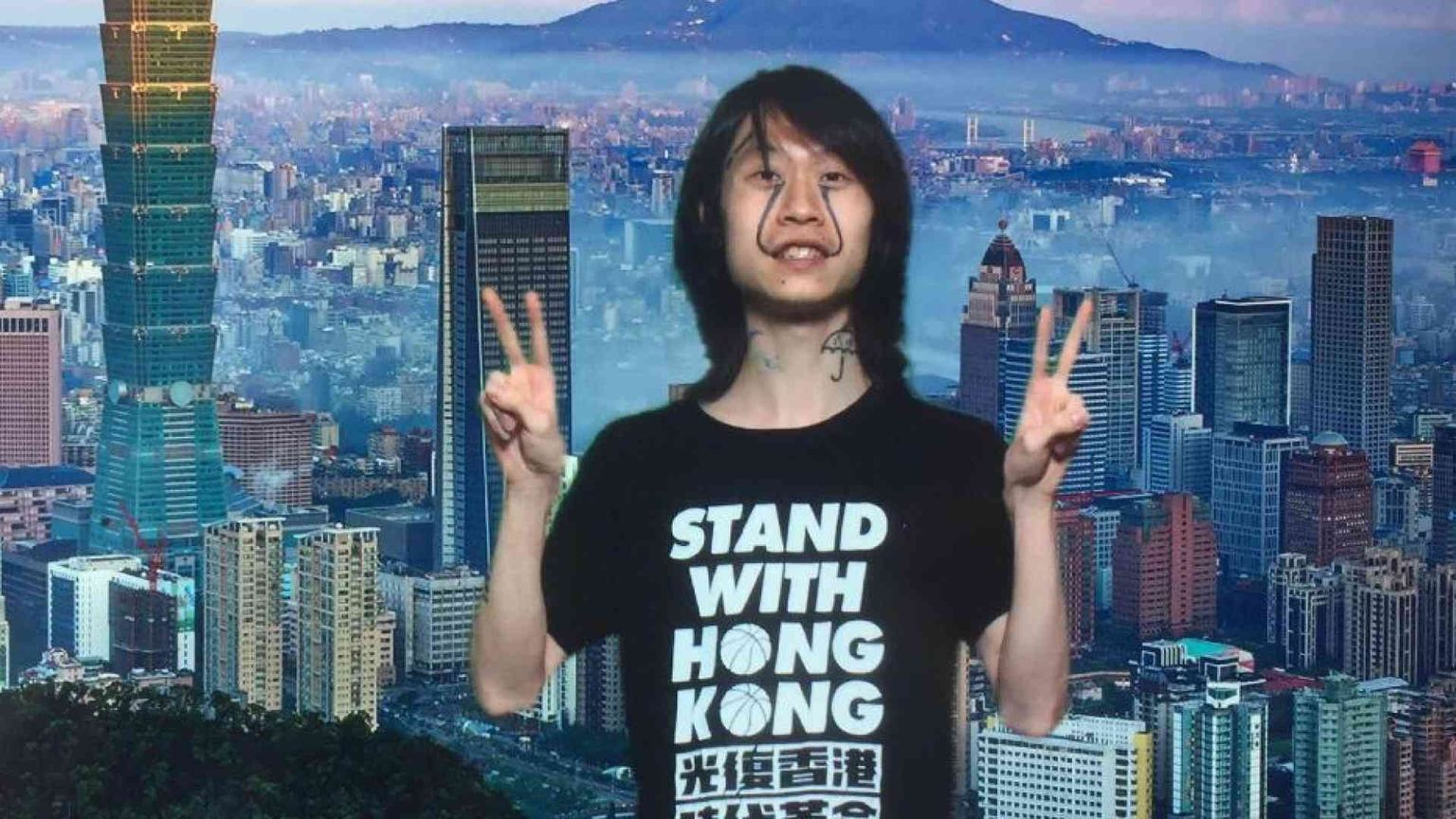 Una t-shirt ribelle costa 14 mesi di carcere a un attivista per la libertà