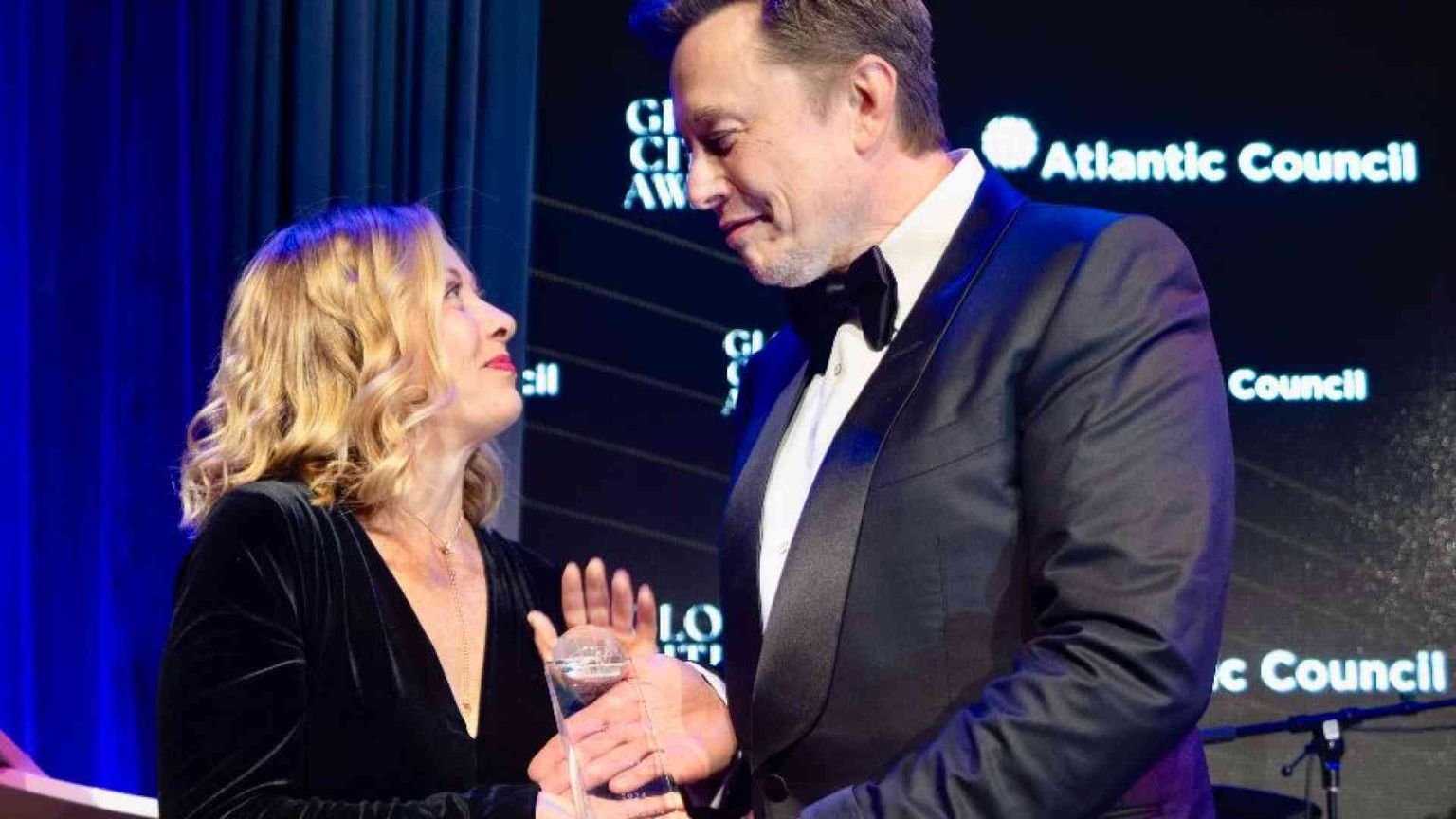 Musk premia la Meloni "patriottica". E lei: «Occidente, sveglia»
