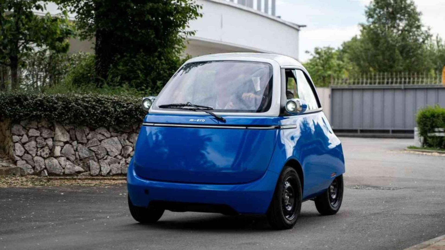 Al volante della Microlino: scopriamo la "bubble car" piemontese