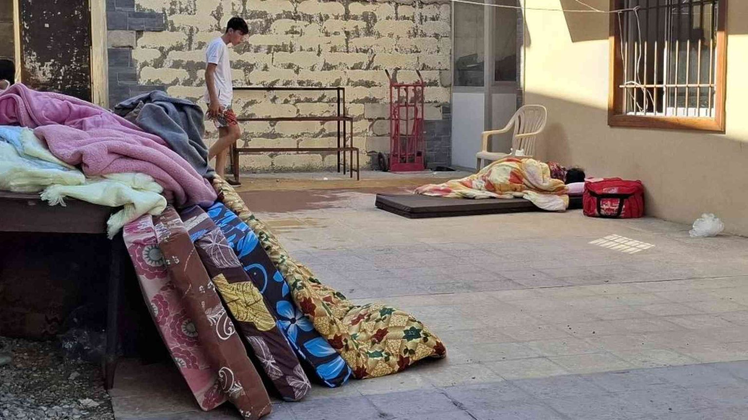 La fuga delle famiglie dalle bombe: nel convento di Tiro diventato rifugio