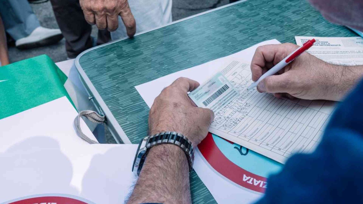 La sfida all'Autonomia: 1,3 milioni di firme per cancellare la legge