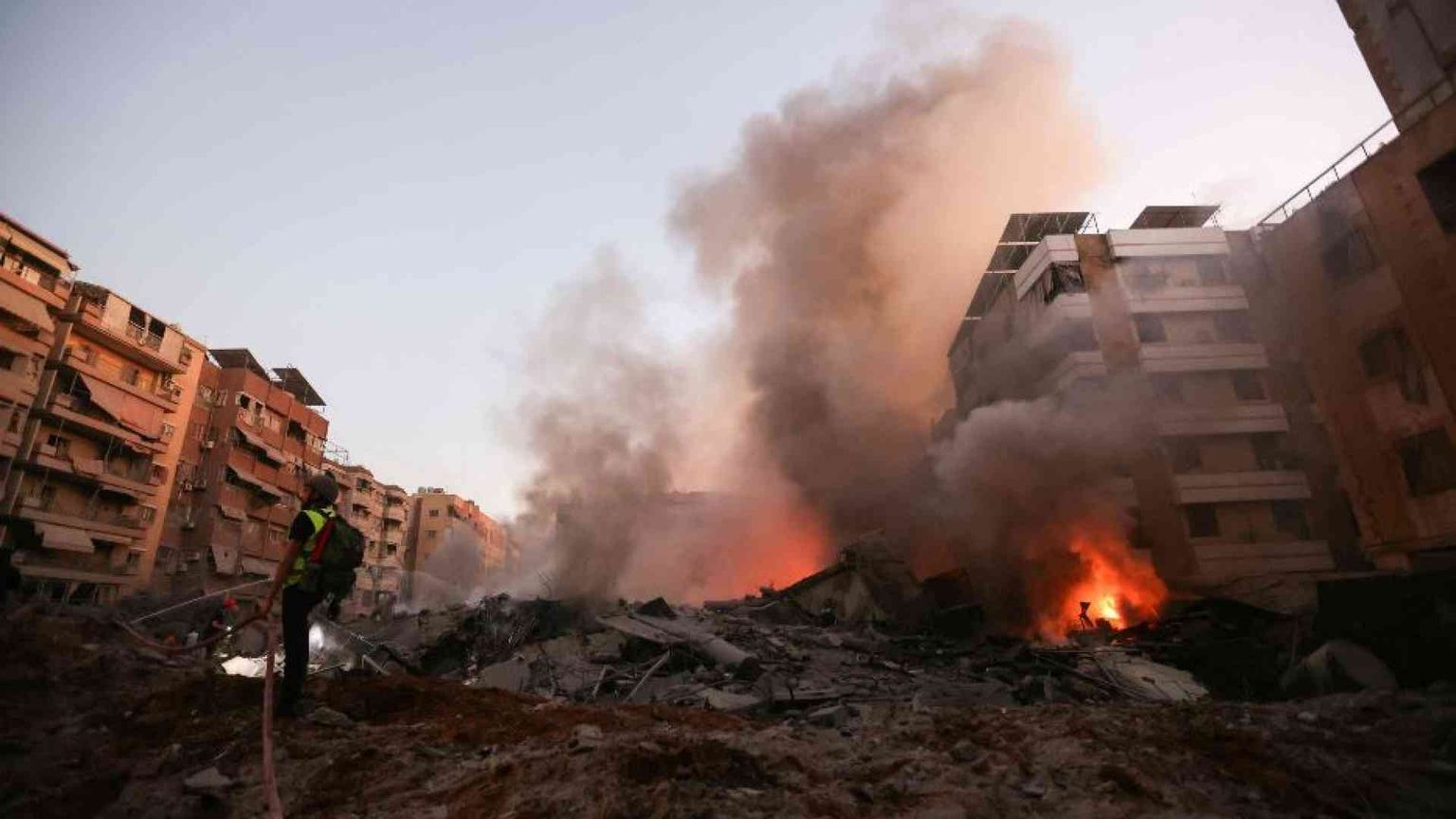 Devastato il quartiere di Hezbollah. L'obiettivo era il leader Nasrallah