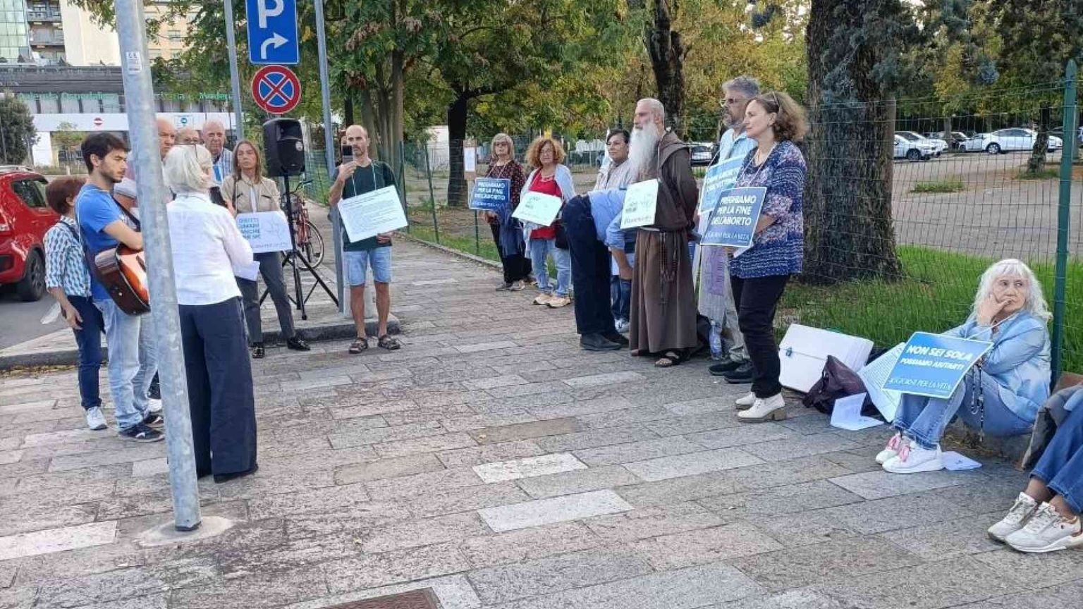 La “preghiera per la vita”: testimonianza contro l’aborto o «subdola violenza»?