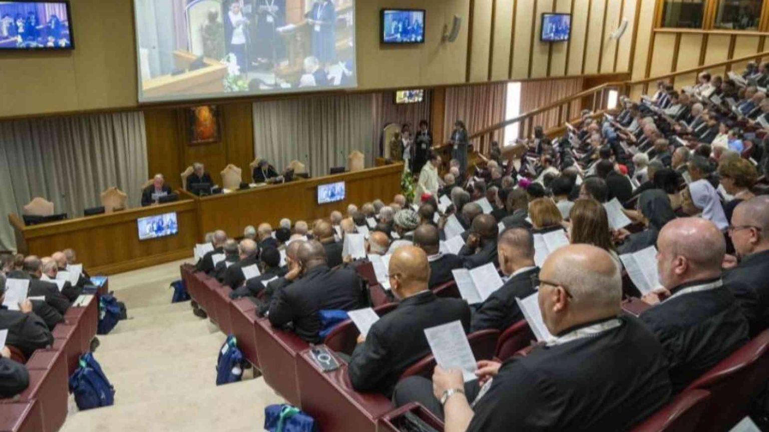 Il Sinodo si apre “in ginocchio”