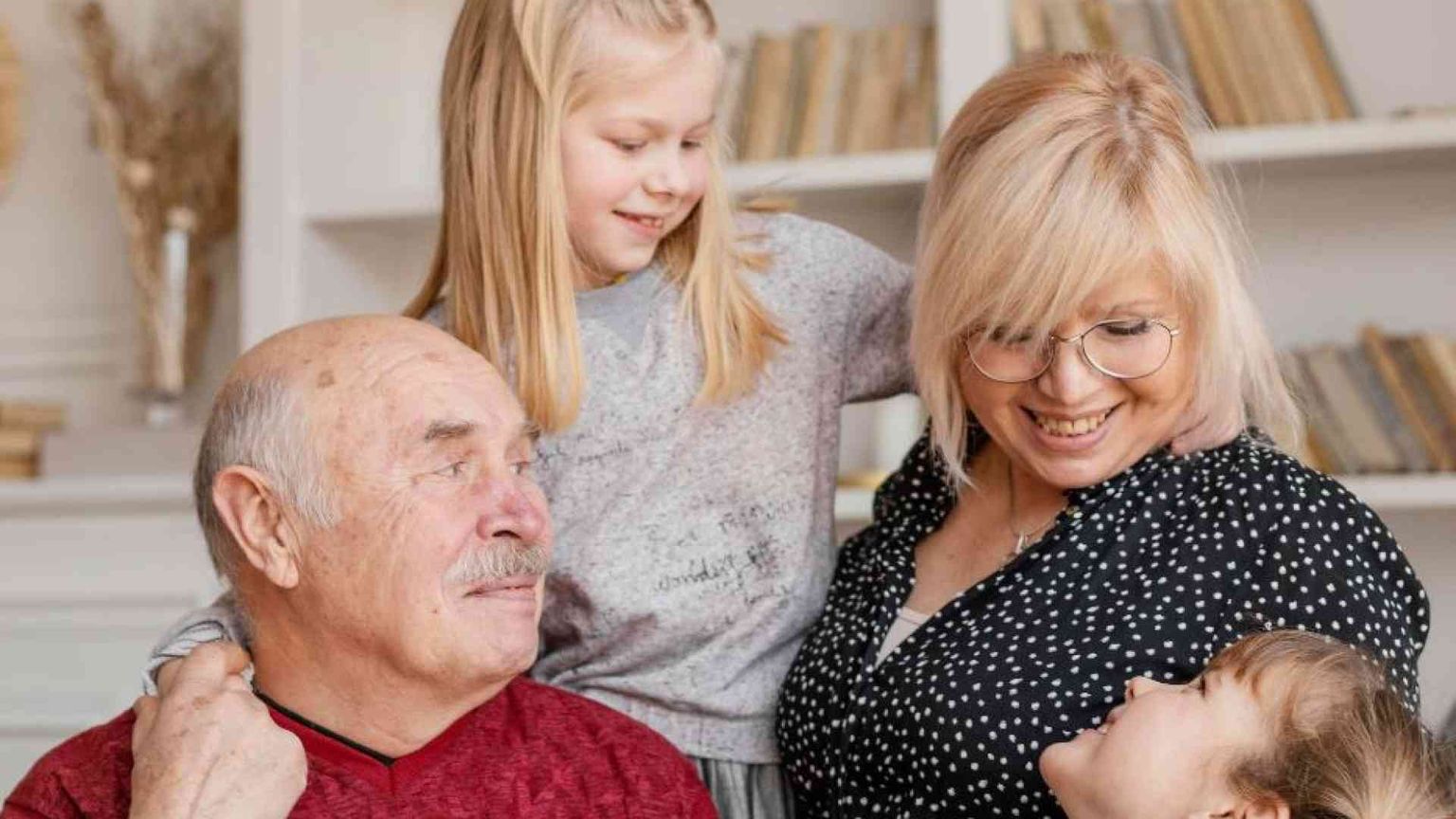 Gli adolescenti italiani: «Nonni tranquilli, a voi pensiamo noi»