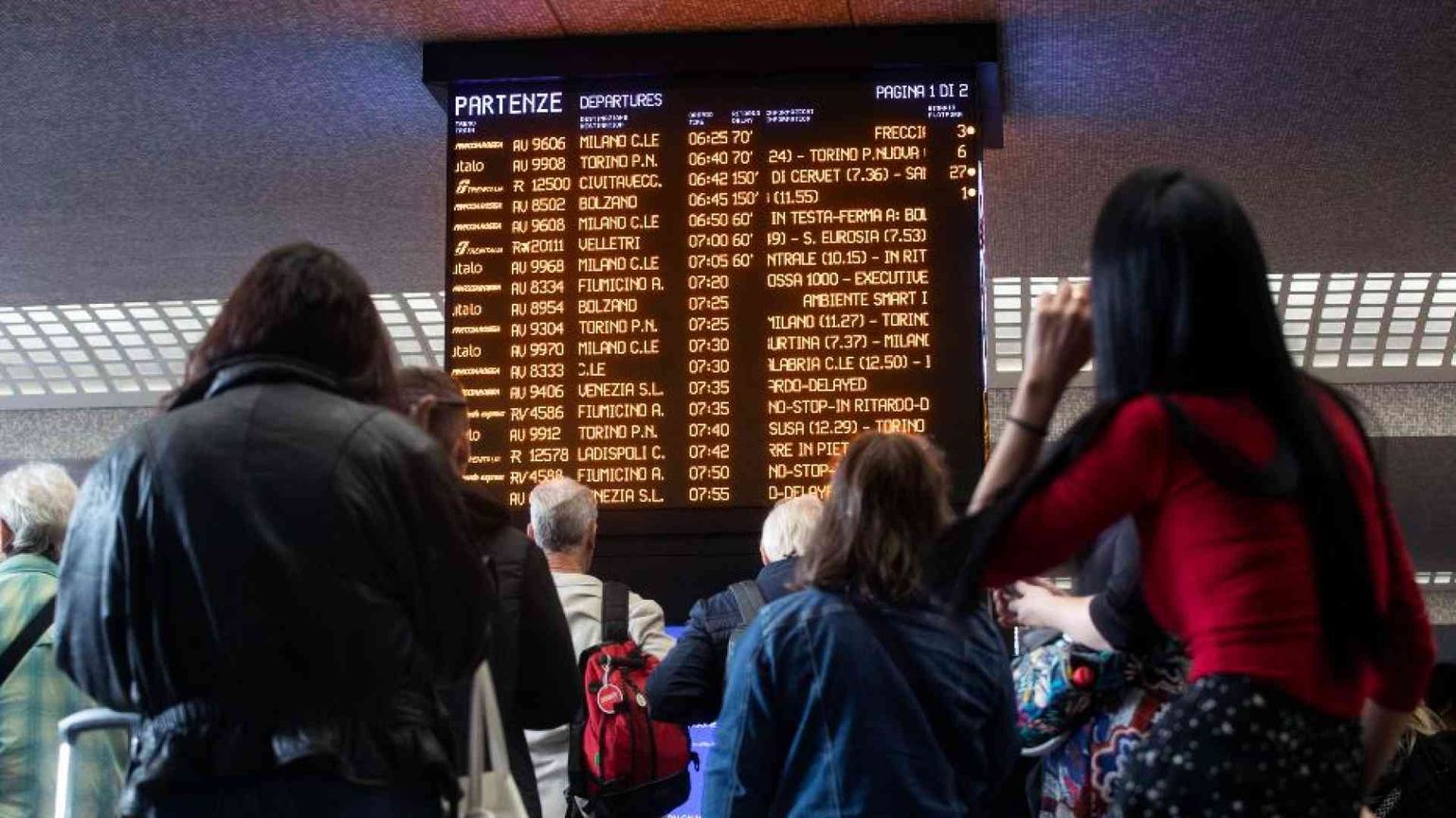 Caos trasporti, cancellati oltre 100 treni