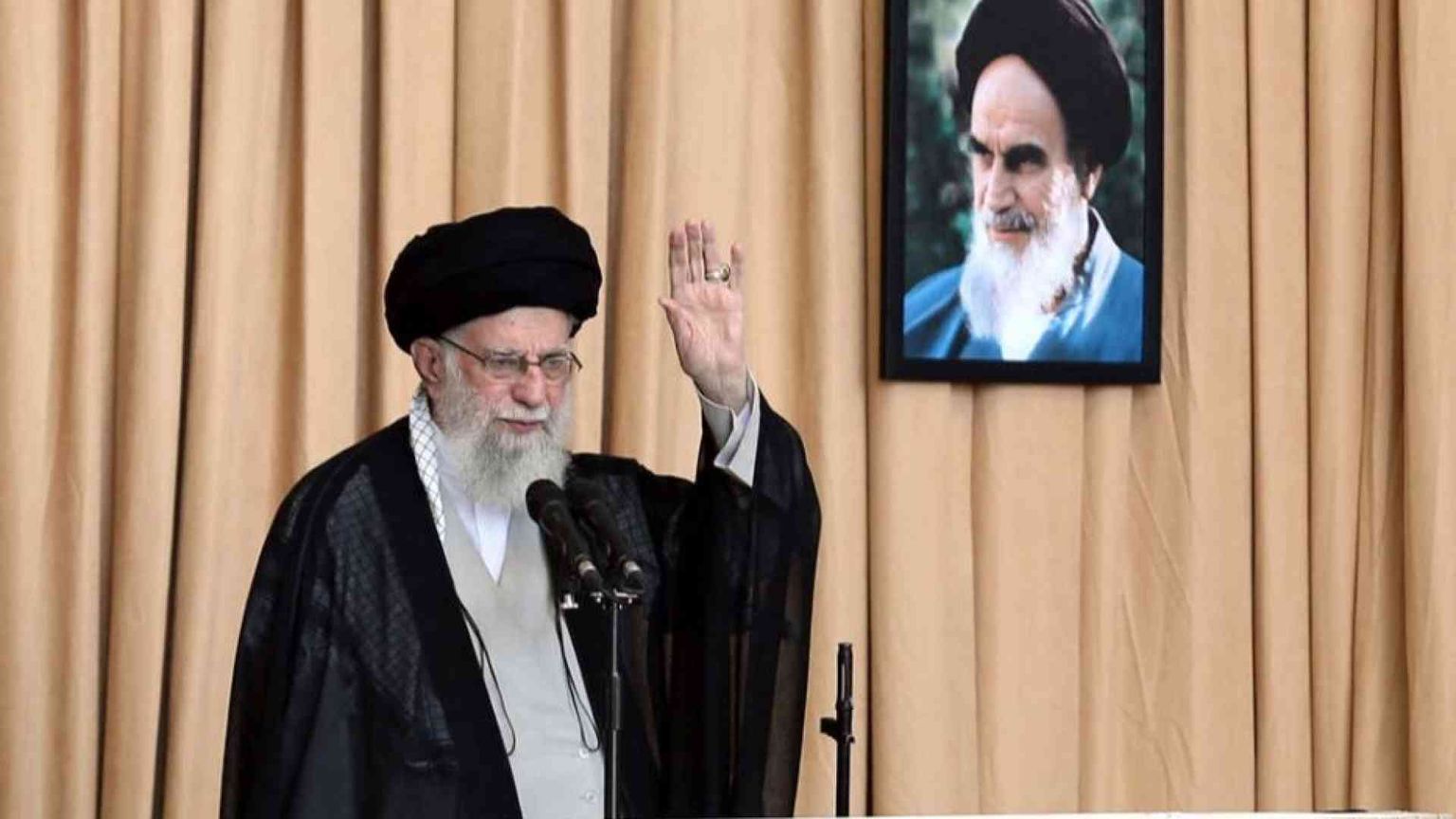 Khamenei ricompare in piazza col fucile: se necessario colpiremo ancora