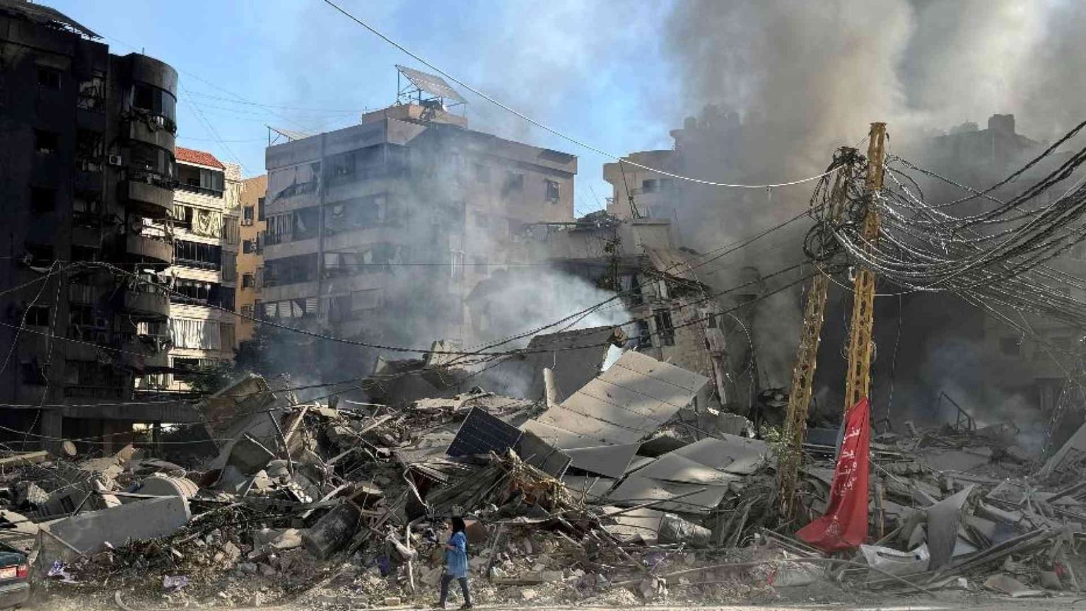 Raid sul Libano, caccia al successore di Nasrallah. Profughi in trappola