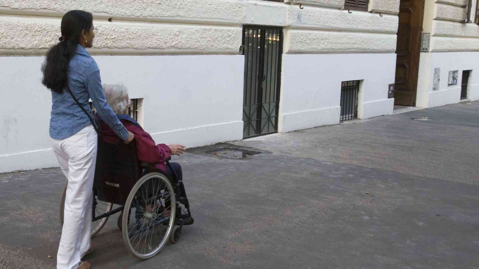 Anche colf e badanti hanno famiglia: molte lasciano per stare con i genitori