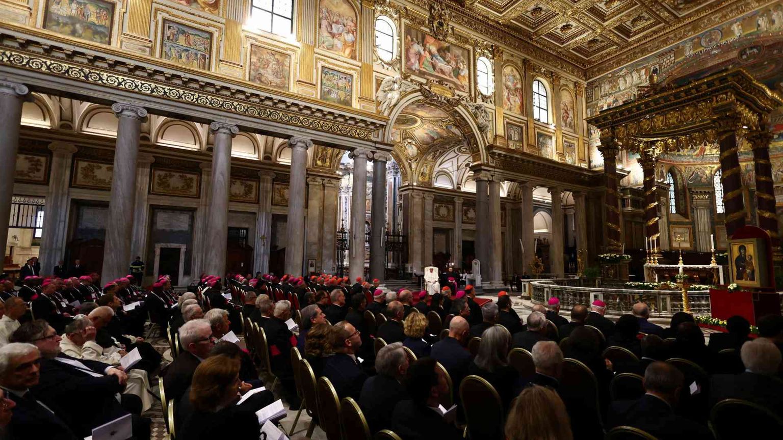 Il Papa invoca la Madonna: «Intercedi per il nostro mondo in pericolo»