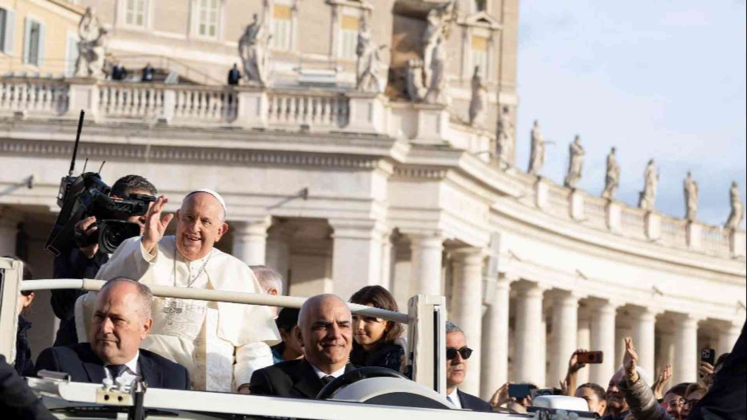 Il Papa: affidiamo a Maria coloro che soffrono la pazzia della guerra