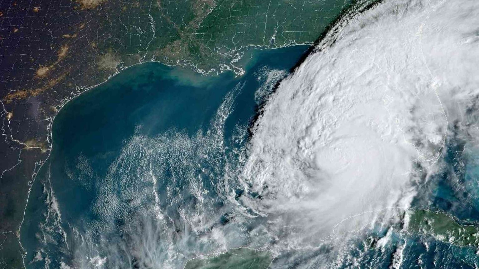 Vittime e distruzione in Florida, ma l'uragano Milton ora sta perdendo forza