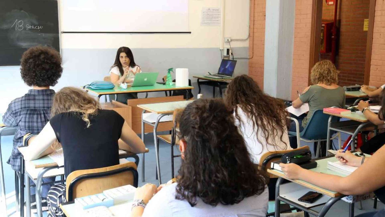 Valditara vuole che la «Carta del docente» vada anche ai precari