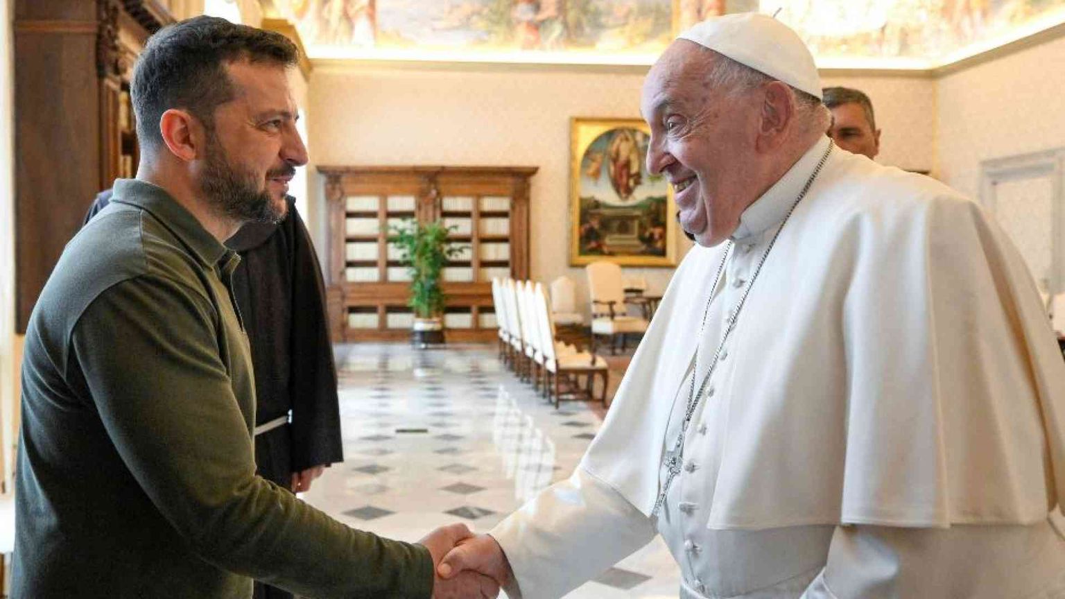 Zelensky 35 minuti con il Papa. Al centro «la via per una pace giusta»