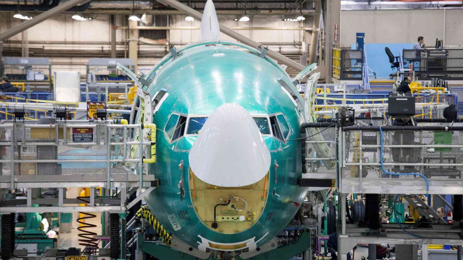 Boeing lascia a terra 17mila dipendenti. Ecco perché il colosso va così male