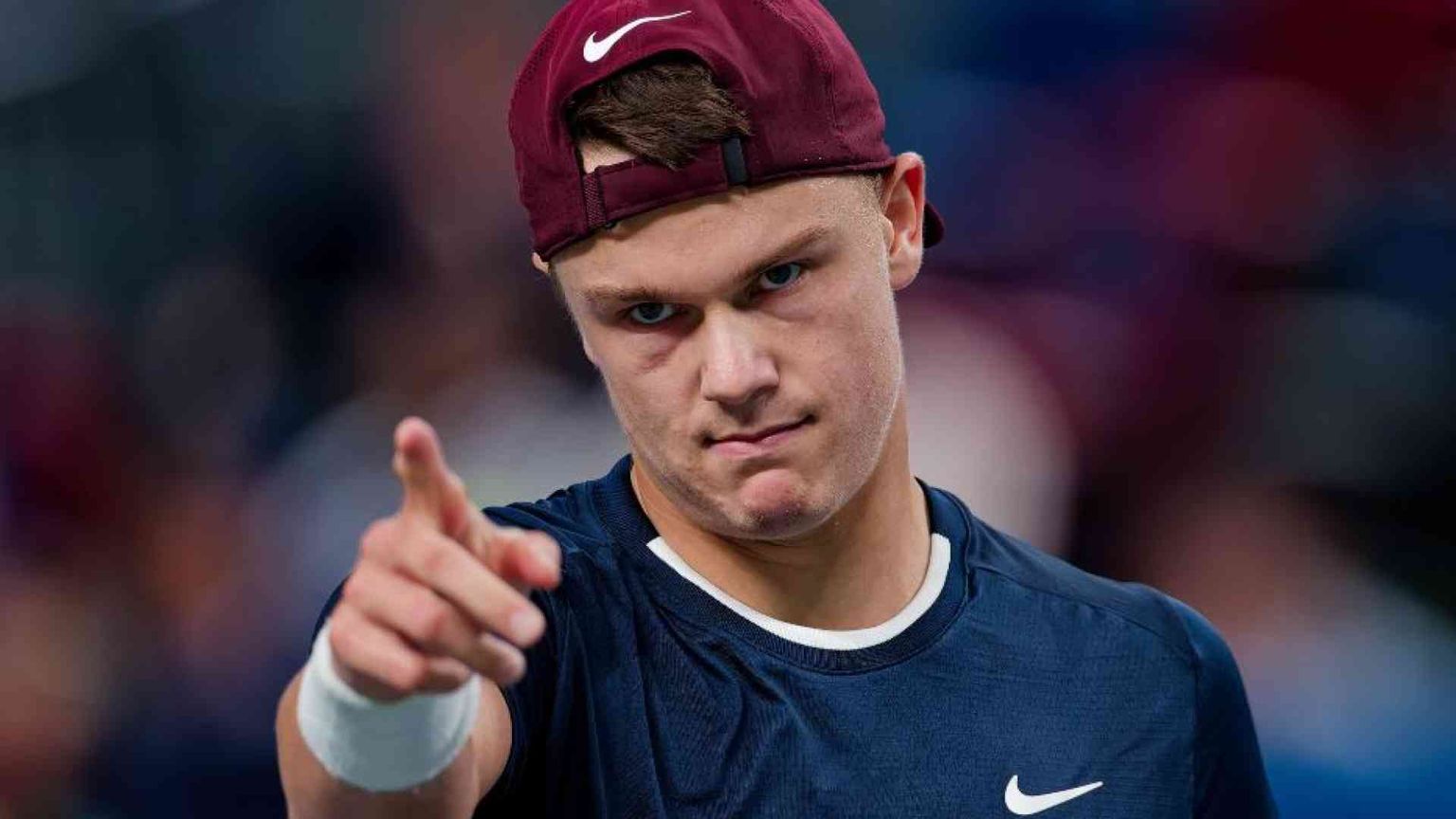 Liti, spacconate e allenatori esonerati: al guerriero Rune manca l'equilibrio