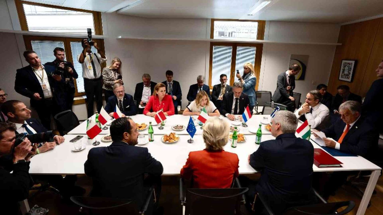 Stop alle partenze, “return hubs”: ora in Europa si fa strada la mano pesante