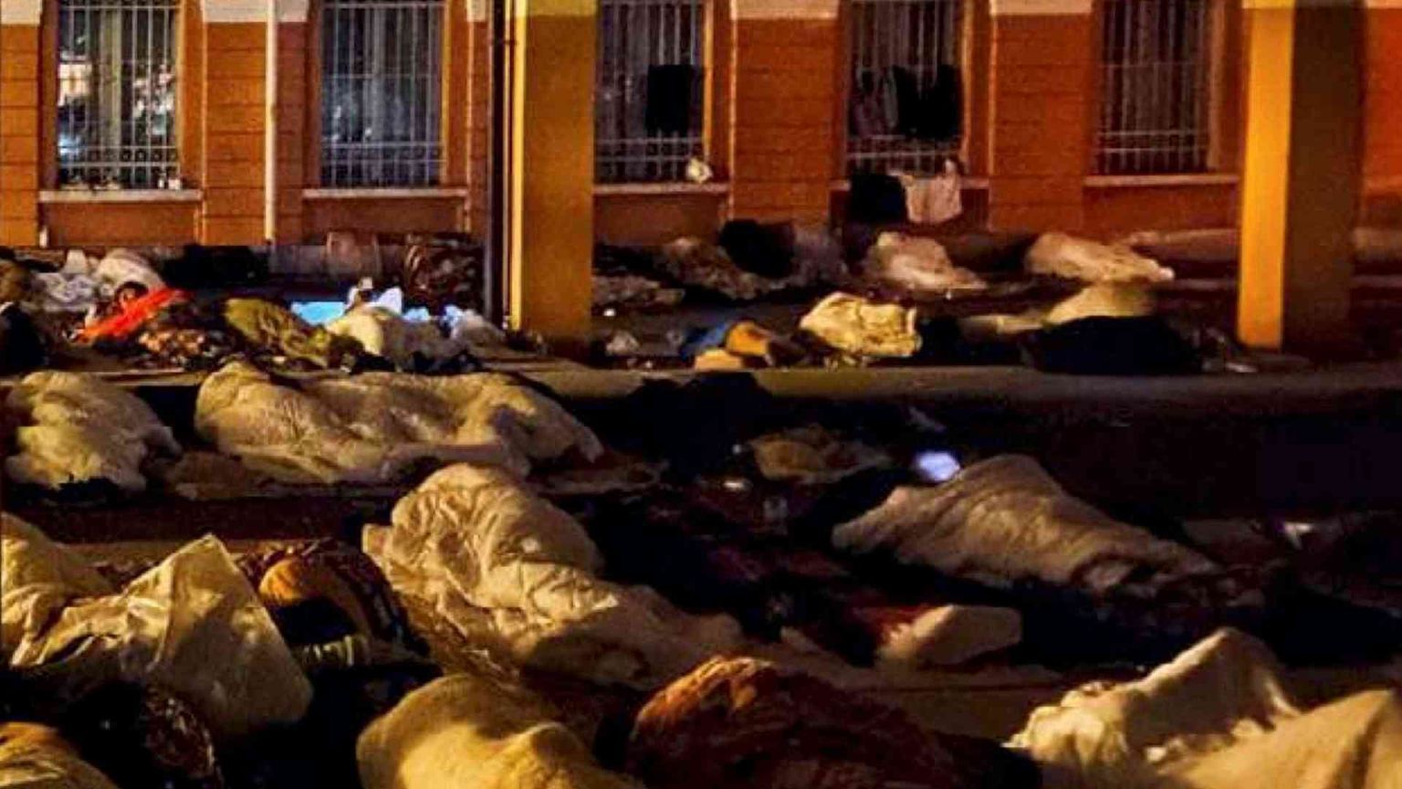 Per i migranti c'è solo la strada