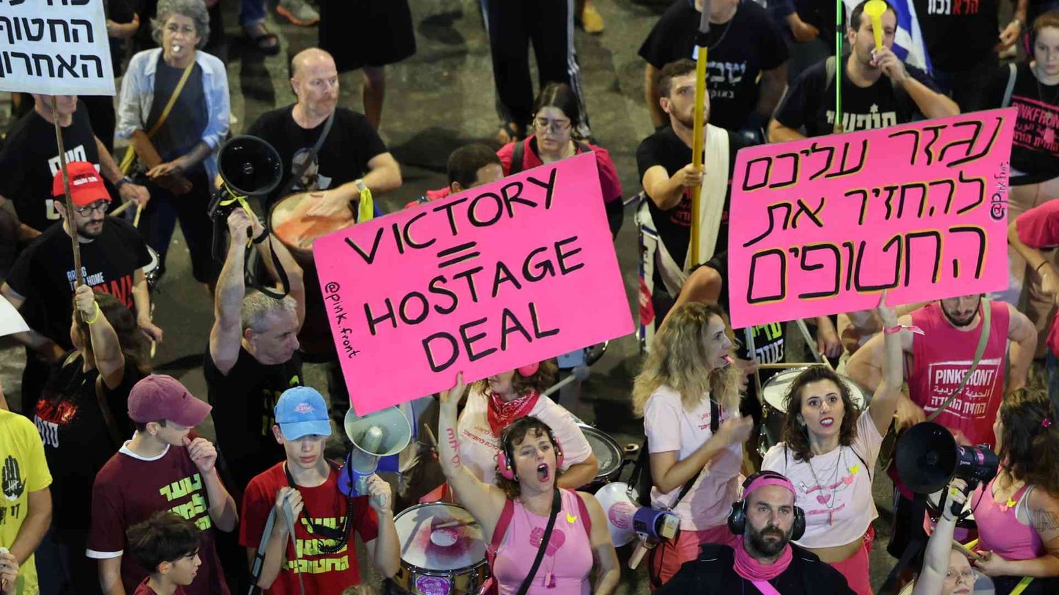 Drone "iraniano" si abbatte su casa di Netanyahu. Folla in piazza per i rapiti