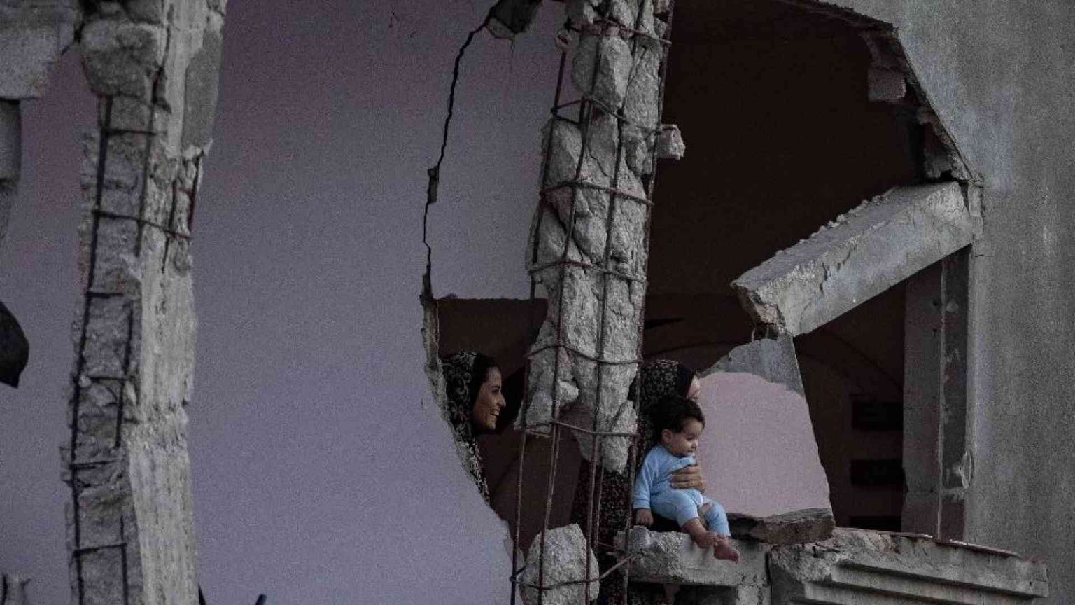 L'Oms: «Mille bambini e donne saranno curati nella Ue». Raid su Beirut