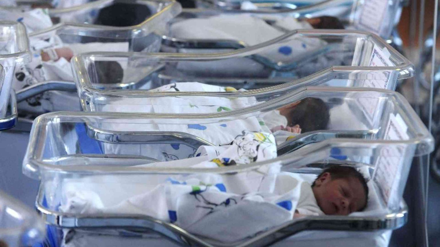 Non s'arresta il crollo delle nascite in Italia: nel 2023 sono state 379.890