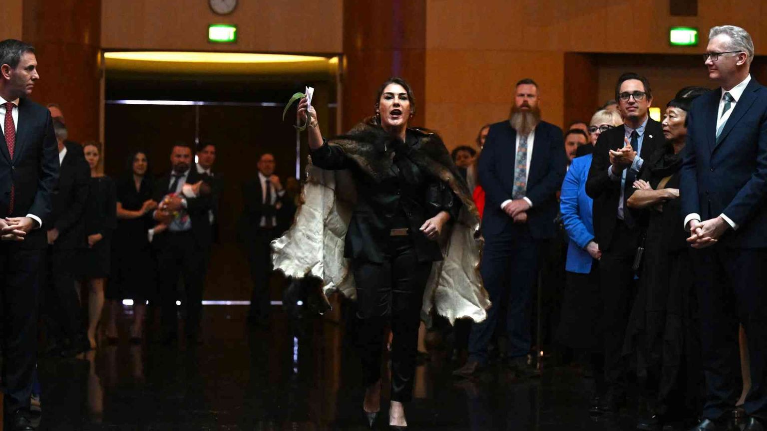 Carlo contestato: «Non sei il nostro re. Ridacci le nostre terre»