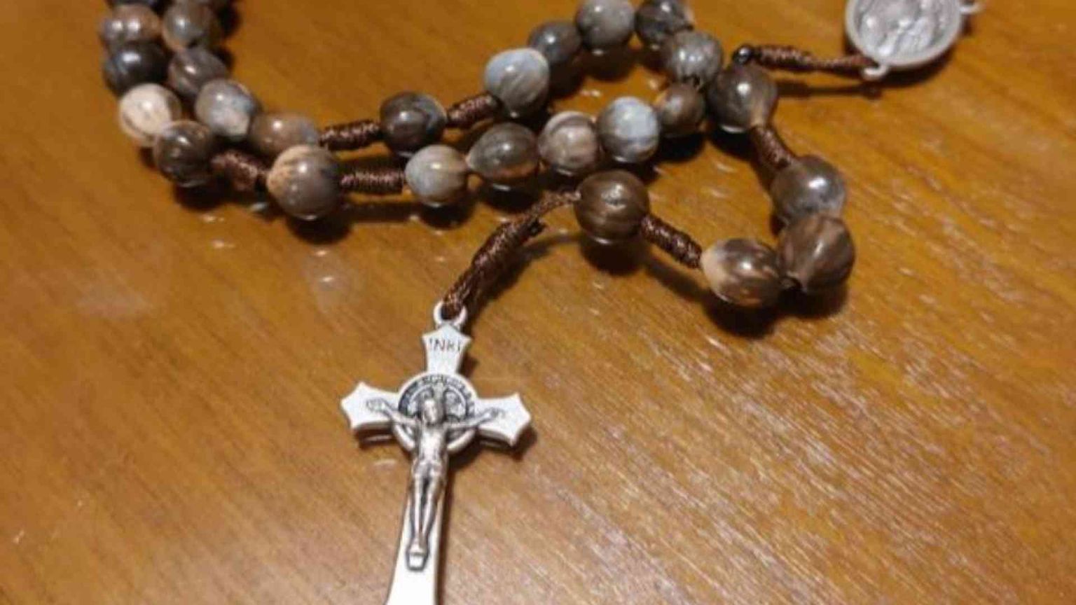 Dalla Sicilia le lacrime di Giobbe, i semi che diventano grani del Rosario