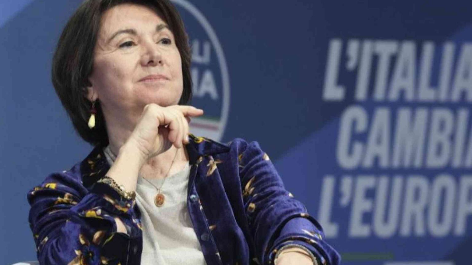 Scontro tra Roccella e i medici sulle «denunce dei casi sospetti»