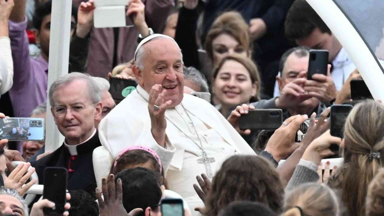 Il Papa: basta guadagni con la morte. Preghiamo per la pace