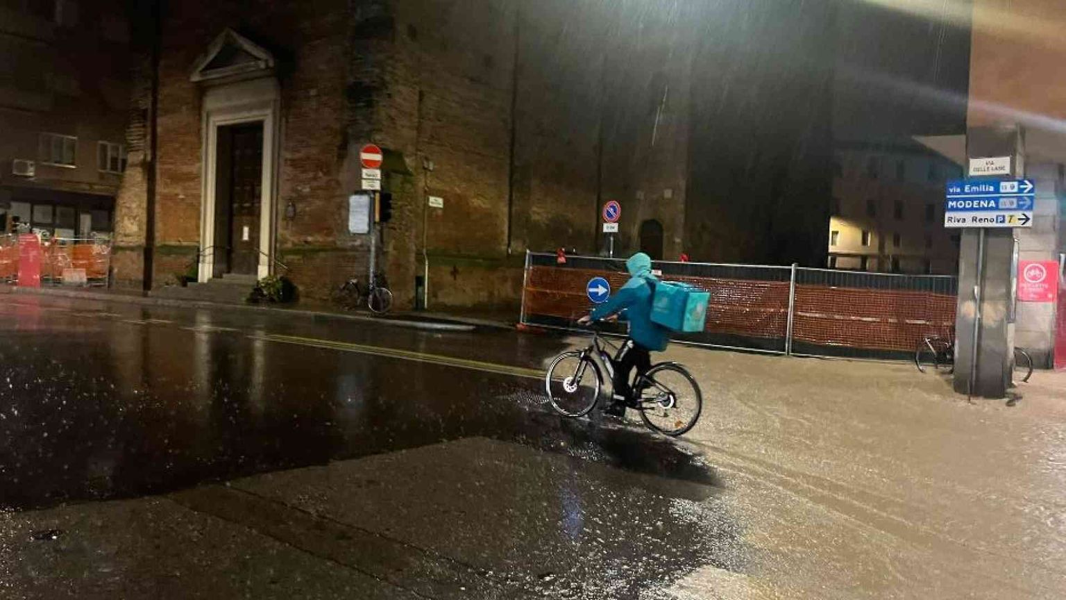 Oltre la foto: ma perché i rider lavorano anche durante un'alluvione?