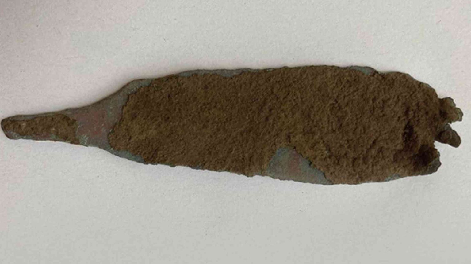 Ritrovato un pugnale di 4.000 anni fa in una grotta sul Carso triestino