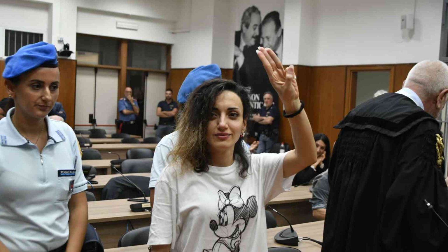 L'attivista curda iraniana scarcerata a Crotone. «Ho perso un anno di vita»