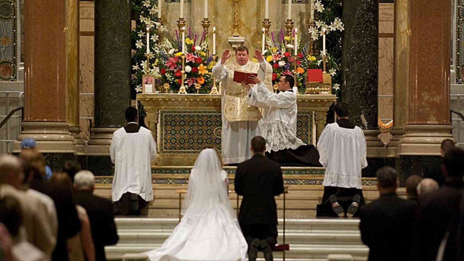 "Il matrimonio è sacramento. Non solo contratto, non solo etica"